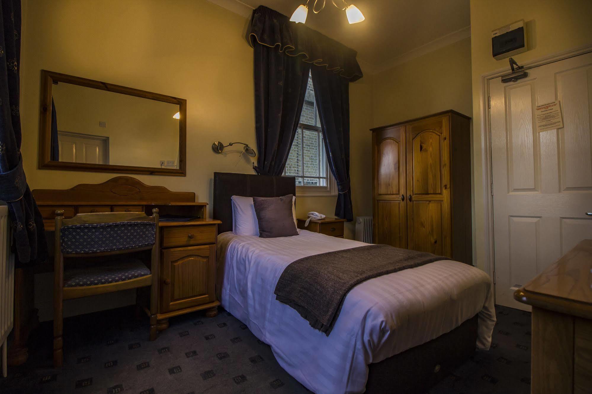 The Golden Lion Hotel, St Ives, Cambridgeshire سانت آيفز المظهر الخارجي الصورة